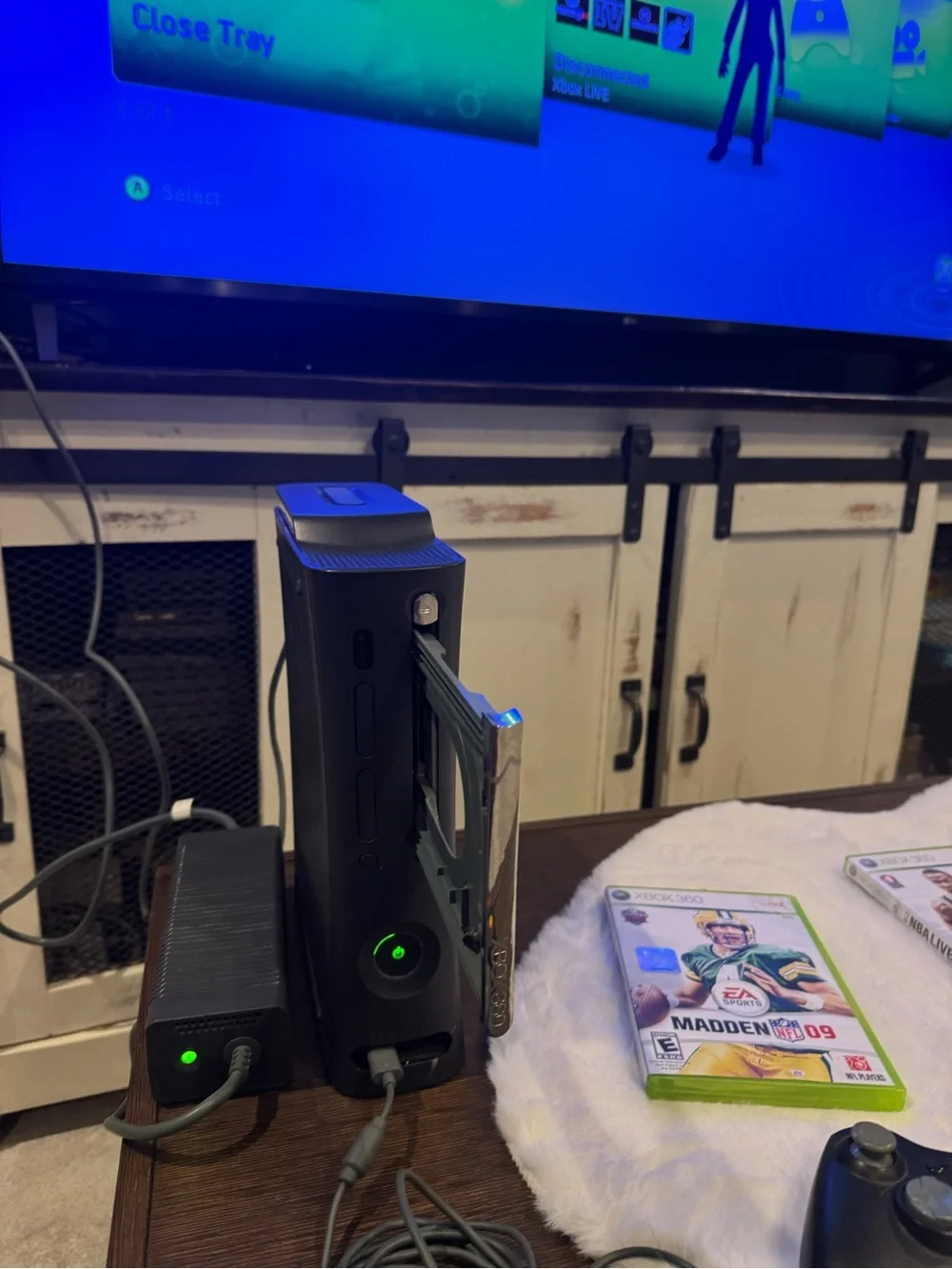 Microsoft xbox360 Console Bundle in Black with Two Wireless Controllers 2 games